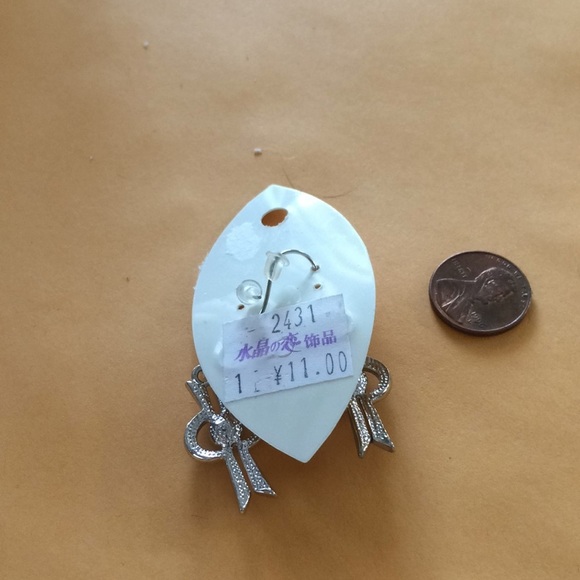 PRETTY new pierced earrings - Picture 2 of 2